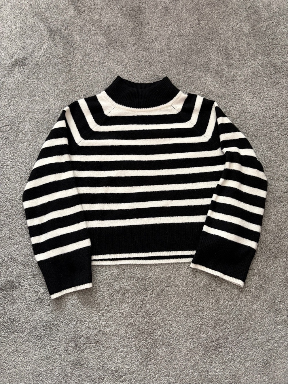 Universal Thread Black & White Striped Women's Sweater Medium